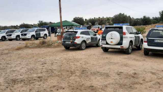 Numerosos vehículos policiales y de emergencias, este miércoles en los alrededores del pantano de Argés.