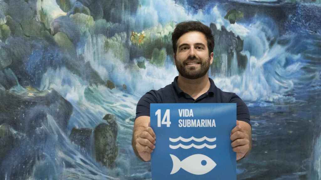 Pablo Rodríguez sostiene el cartel correspondiente al ODS 14 (Vida submarina).