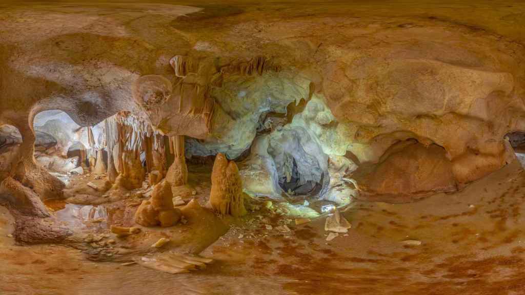 Interior de la nueva cueva encontrada en la zona de La Araña.