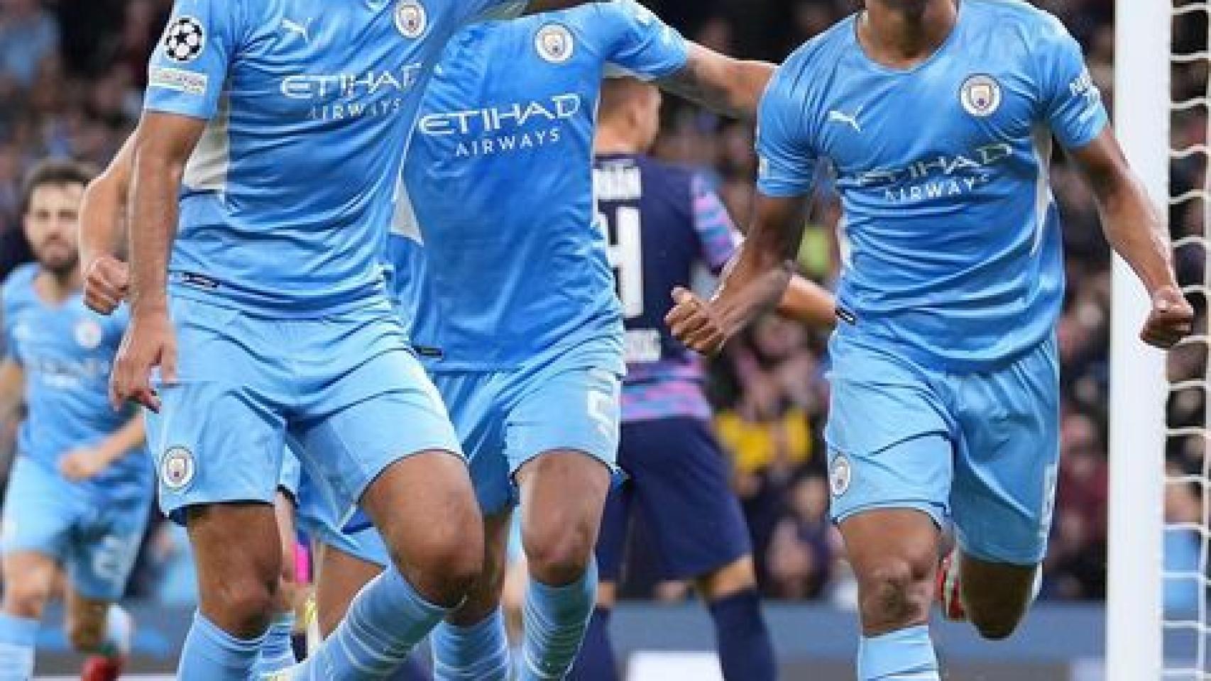 Nathan Aké celebra un gol con el Manchester City