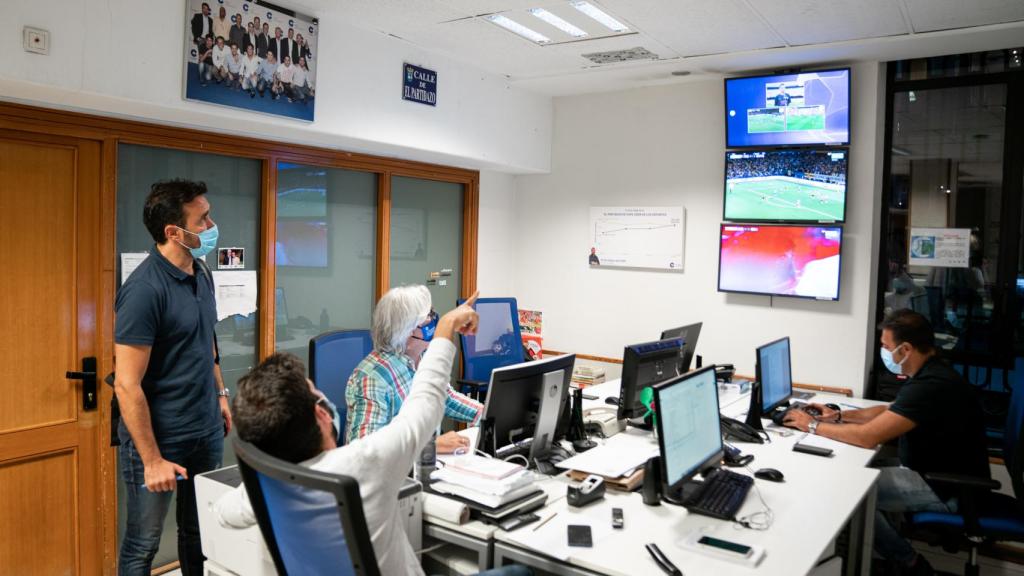 Castaño mira el partido entre Sevilla y Salzburgo de Champions.