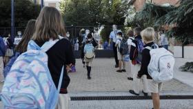 Imagen de archivo de un grupo de alumnos en su primer día de clase tras el verano. EP