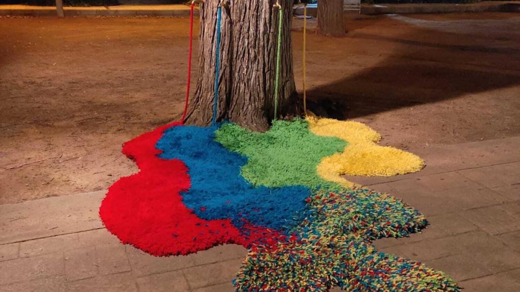 Árbol del que brotan chorros de color.