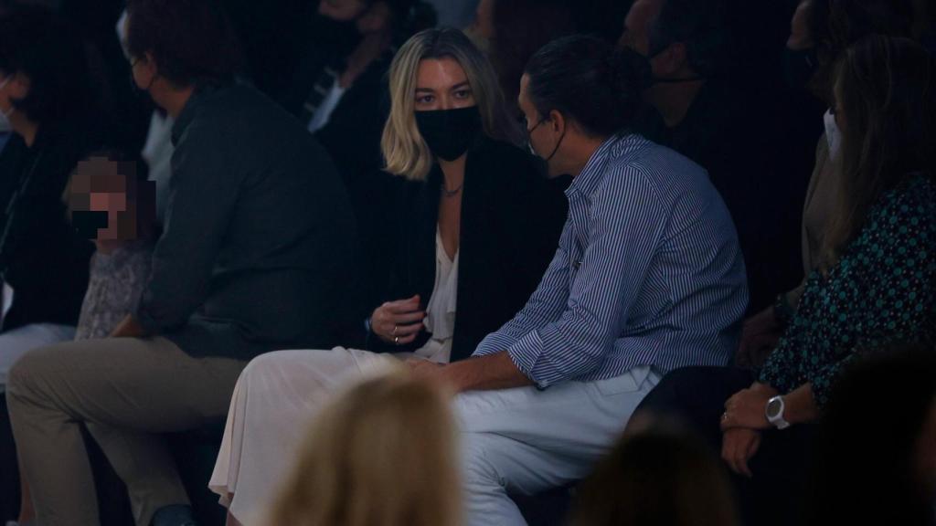 Marta Ortega y Roberto Torretta, compartiendo confidiencias, durante el desfile.