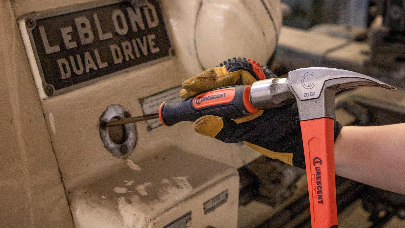 The screwdriver that removes stuck screws with an ingenious system