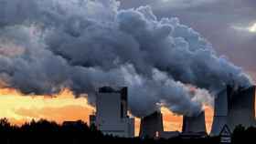 Emisiones de CO2 a la atmósfera desde una fábrica.