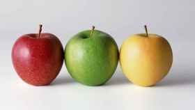 Manzana roja, verde y amarilla.