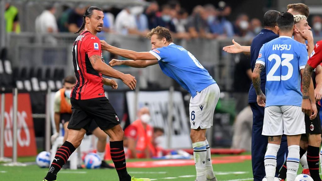 Zlatan Ibrahimovic forcejea con Lucas Leiva en el Milan - Lazio