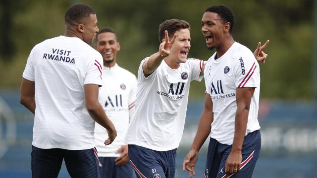 Ander Herrera, durante un entrenamiento del PSG con Mbappé