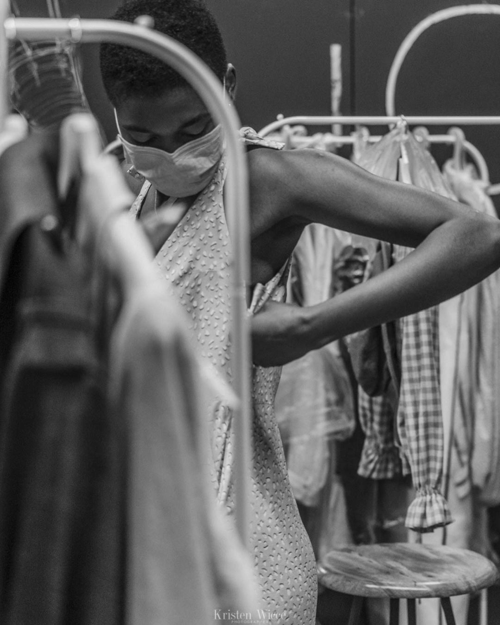 Imagen de una modelo probándose ropa en el CSFW Madrid.