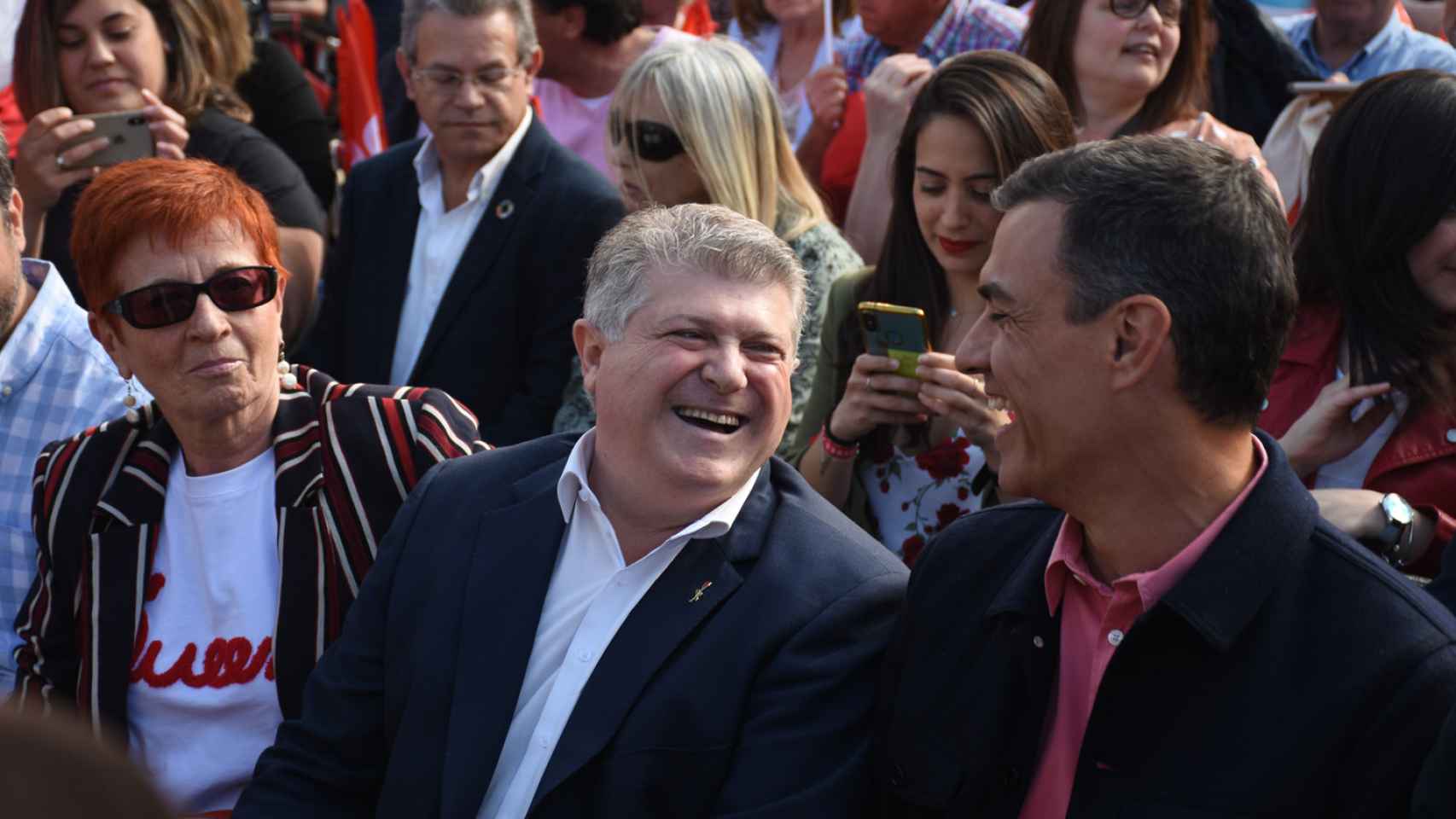 José Vélez, junto a Pedro Sánchez, en un mitin en la plaza de toros de Calasparra en las elecciones autonómicas de 2019.