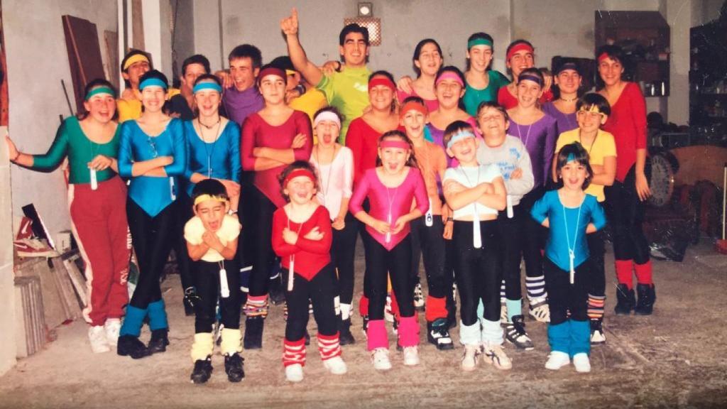 La última murga infantil de Gaspar. Él al fondo, vestido de morado y riendo.