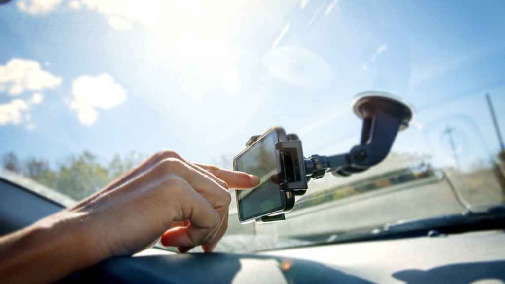 Using the mobile at the wheel is penalized with up to 200 euros