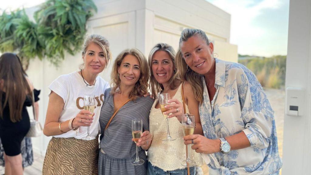 Raquel Sánchez, la segunda por la izquierda, con amigas.