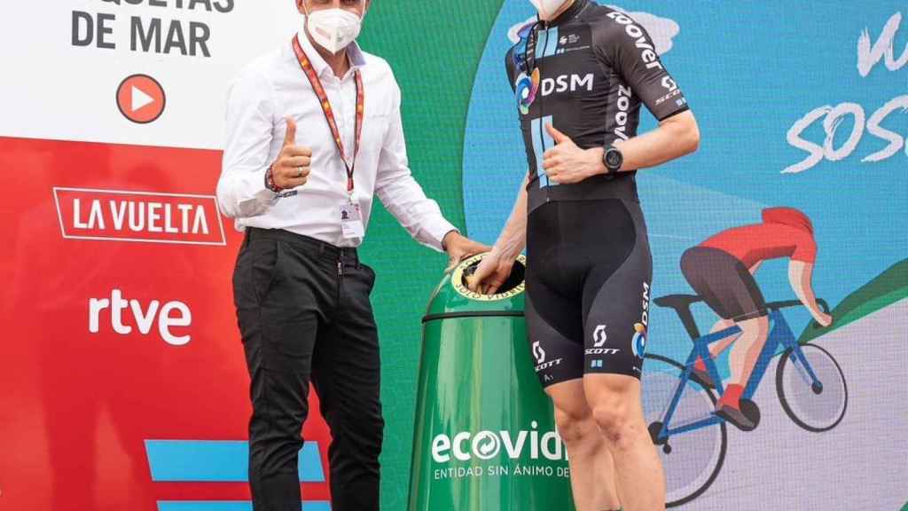 Óscar Pereiro, embajador de Ecovidrio en La Vuelta, junto al ciclista Michael Storer