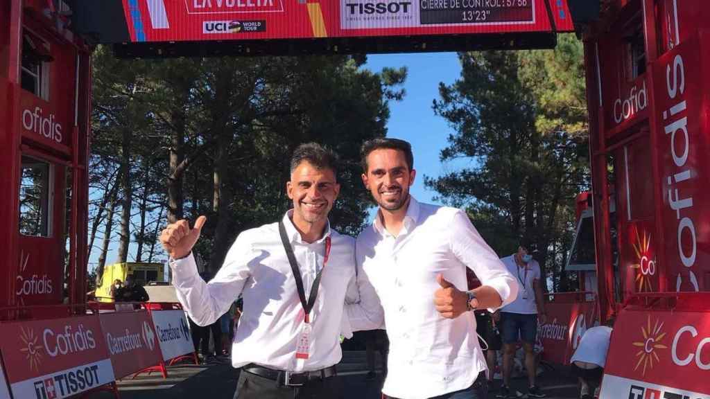Óscar Pereiro y Alberto Contador en la meta de Mos en La Vuelta 2021