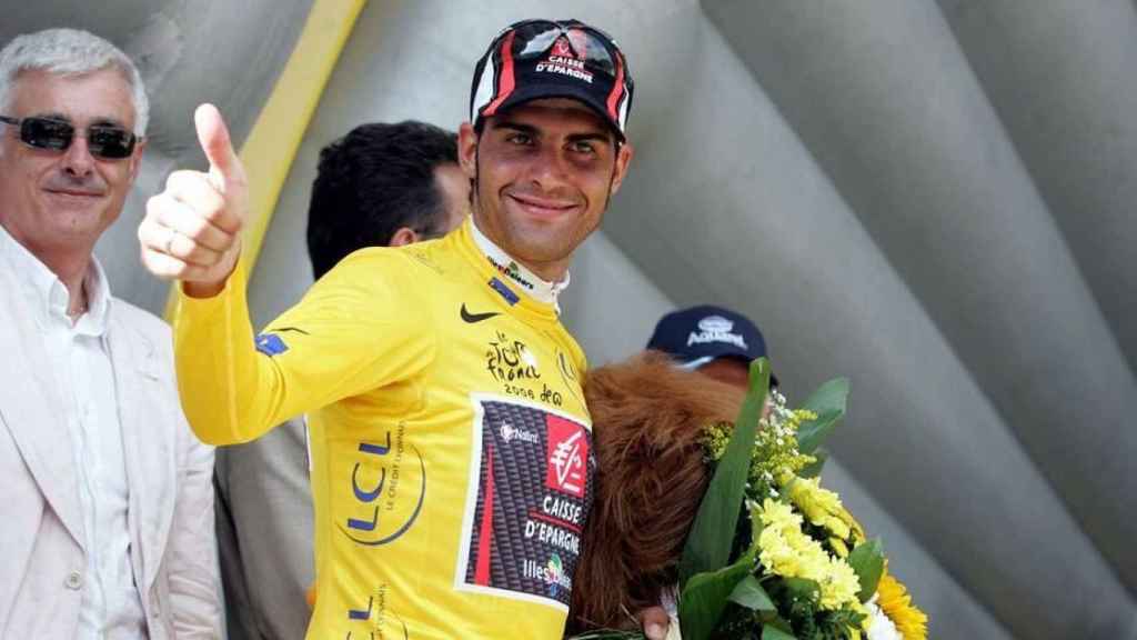 Óscar Pereiro con el maillot amarillo del Tour de Francia