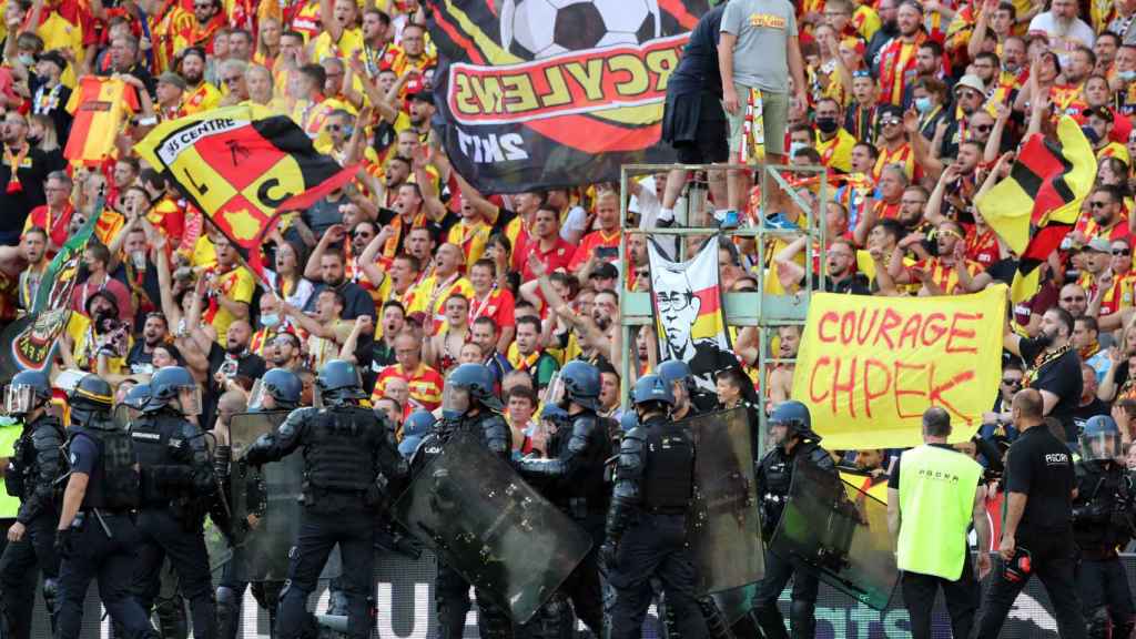 La invasión de campo de los ultras del Lens durante el partido frente al Lille