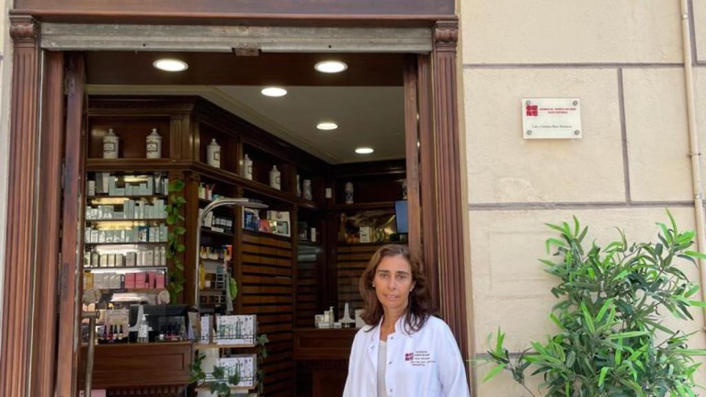 Cristina Rico, en la puerta de la farmacia en calle Puerta del Mar.