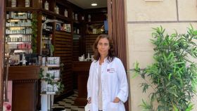 Cristina Rico, en la puerta de la farmacia en calle Puerta del Mar.