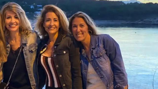 La ministra Raquel Sánchez (centro) con sus amigas en L'Escala.