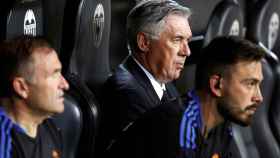 Carlo Ancelotti y su hijo Davide en el banquillo del Real Madrid