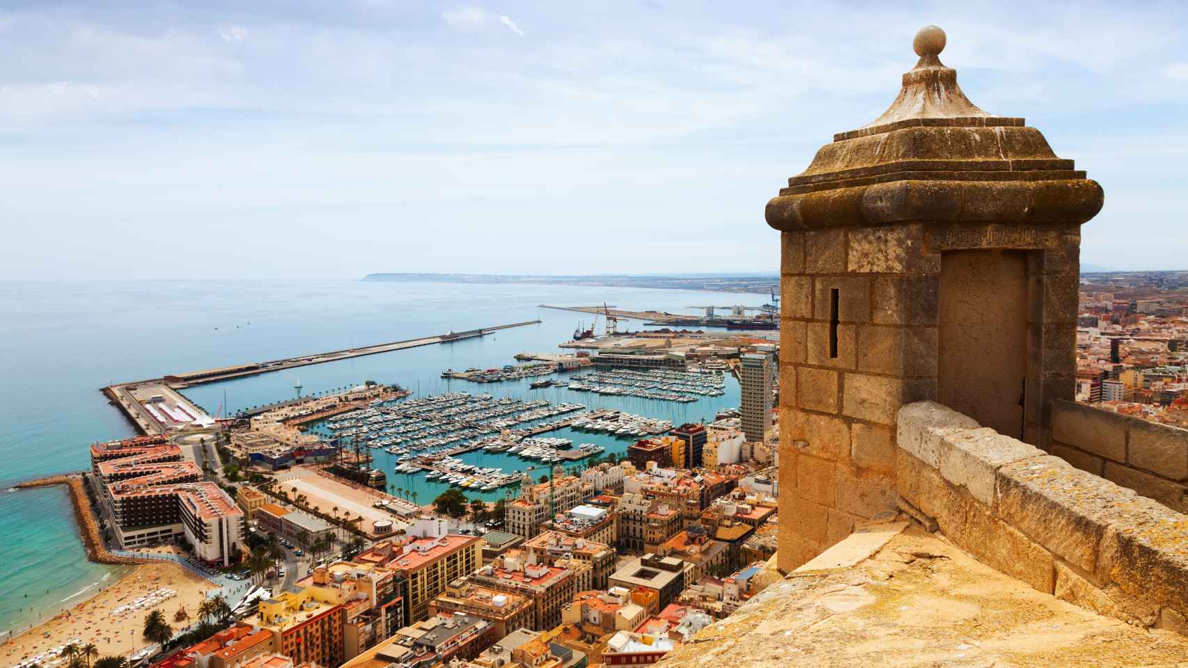 Puerto de Alicante desde el Castillo de Santa Bárbara.