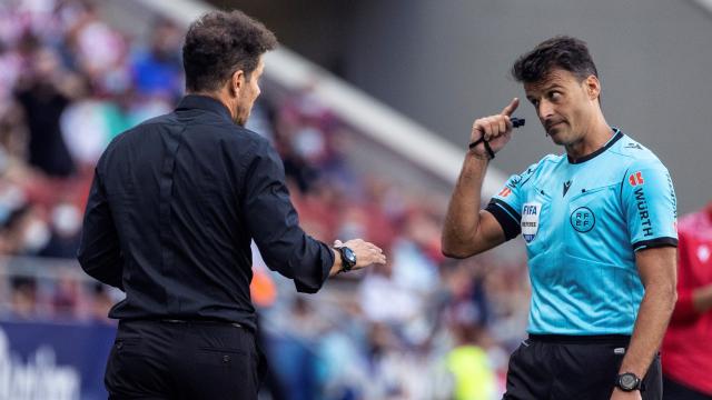 Gil Manzano llama la atención a Simeone durante el Atlético de Madrid - Athletic