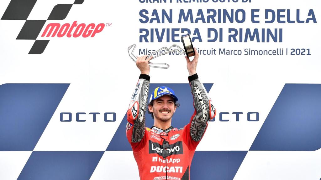 Pecco Bagnaia celebra su victoria en el Gran Premio de San Marino, en el circuito de Misano.