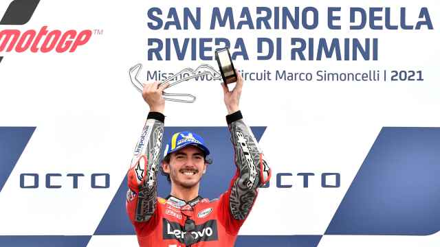 Pecco Bagnaia celebra su victoria en el Gran Premio de San Marino, en el circuito de Misano.