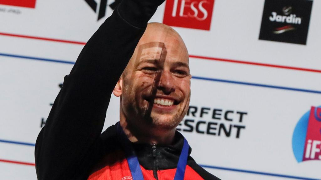 Erik Noya celebra su segundo puesto en el Mundial de Moscú 2021 en escalada