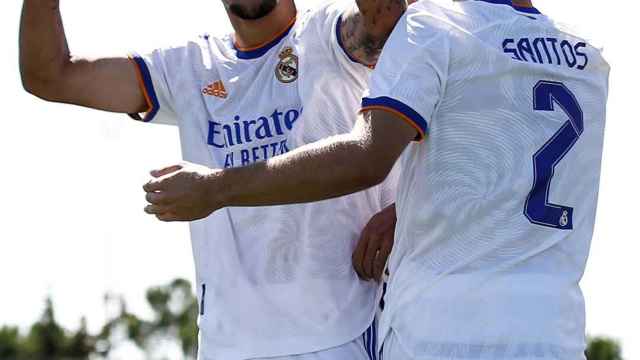 Óscar Aranda celebra un gol junto a sus compañeros del Castilla