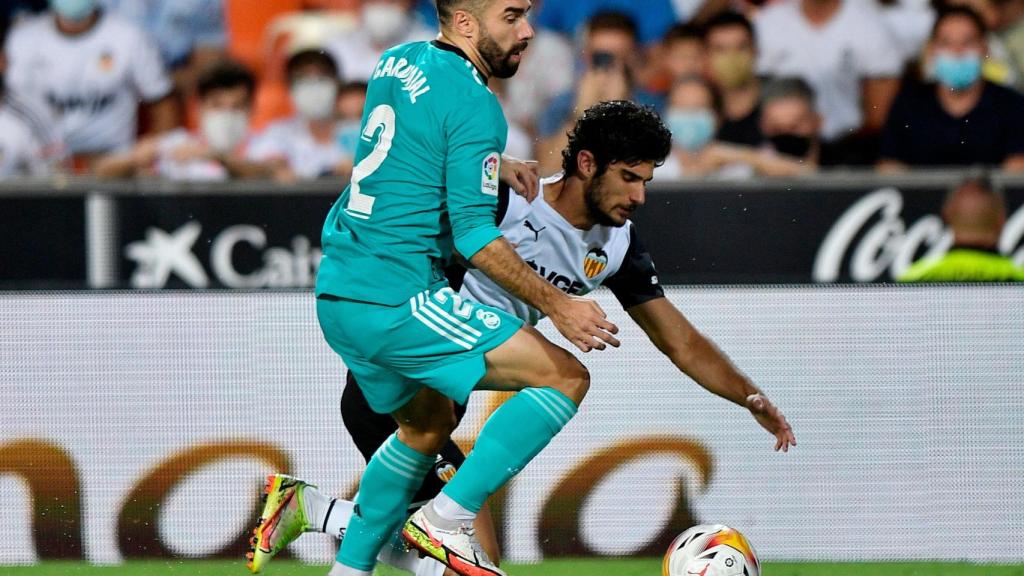 Dani Carvajal presiona a Goncalo Guedes