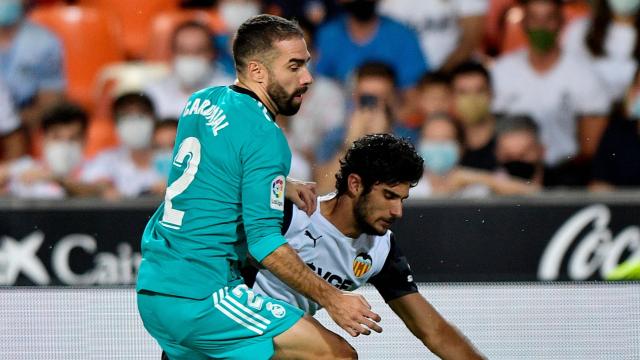 Dani Carvajal presiona a Goncalo Guedes