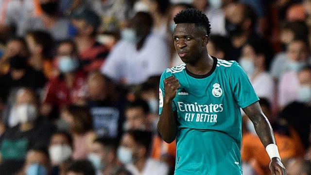 Vinicius anima a sus compañeros tras una ocasión