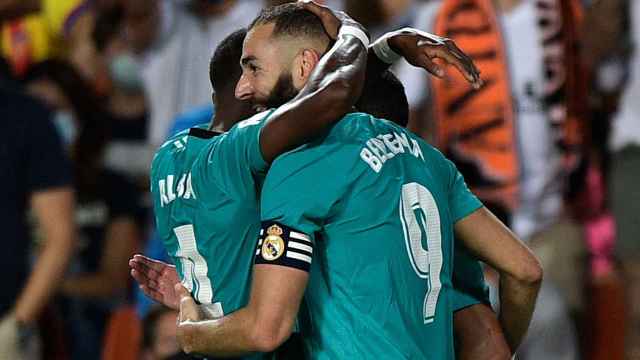 David Alaba abraza a Karim Benzema tras su gol