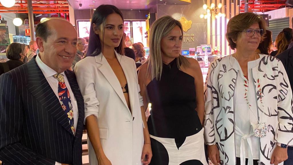 La actriz Jana Pérez entre Félix Ramiro y Milagros Tolón.