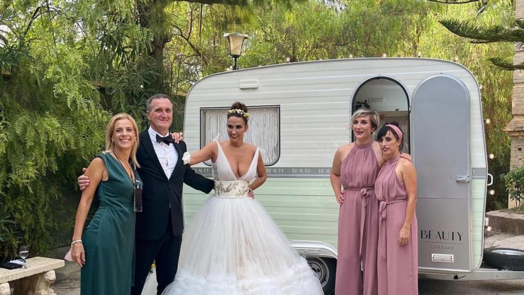 La estilista y su ya marido junto a su 'wedding planner' junto a la caravana vintage.