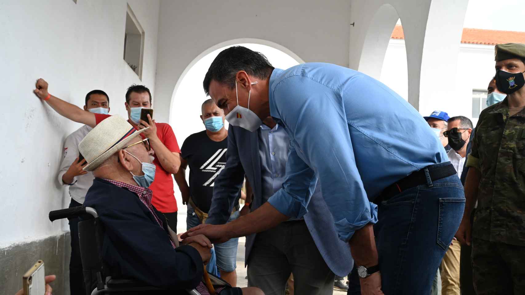 Pedro Sánchez habla con un ciudadano de La Palma que ha tenido que ser desalojado. Moncloa