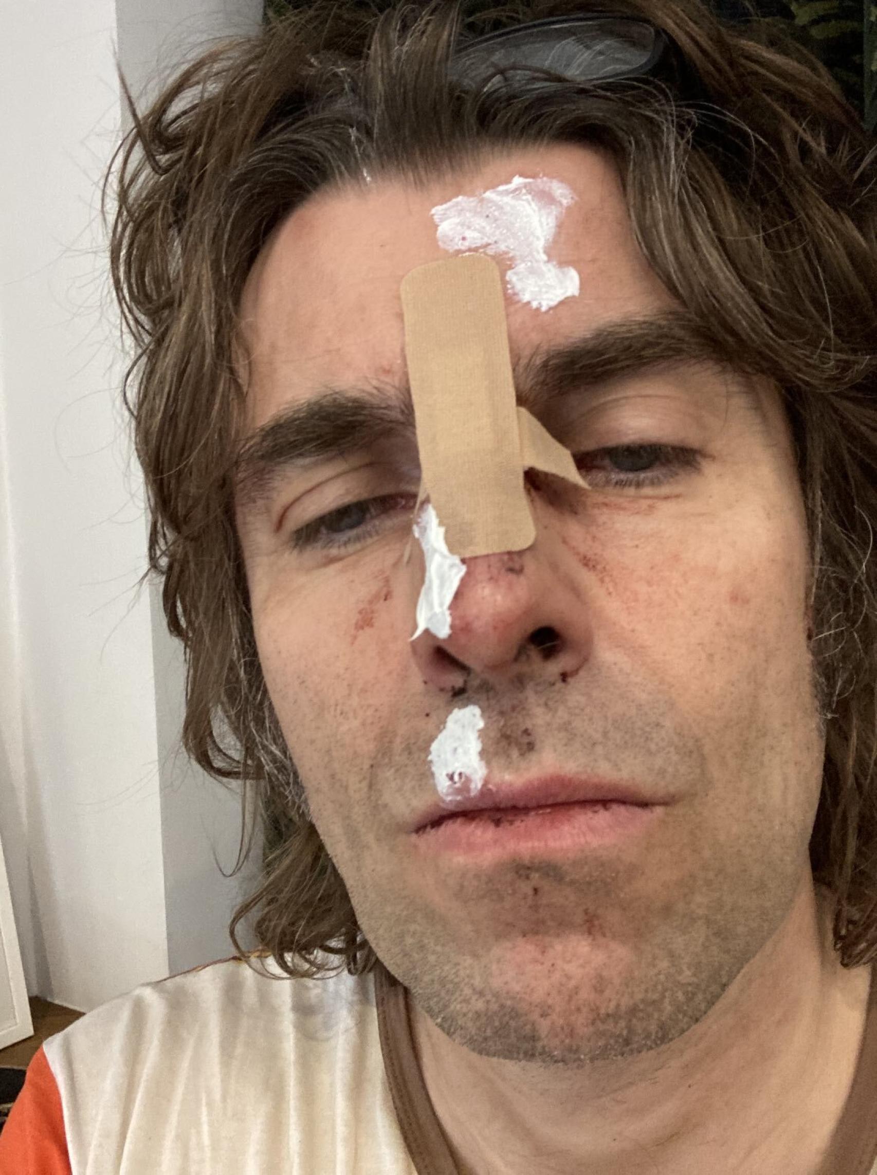 La fotografía el cantante ha compartido en sus redes sociales.