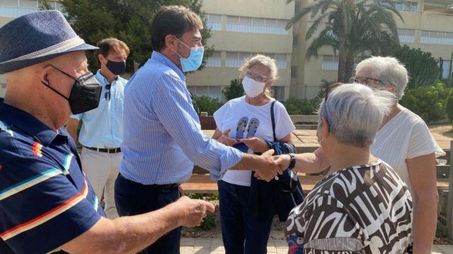 El alcalde de Alicante, Luis Barcala, con unos vecinos de Urbanova .