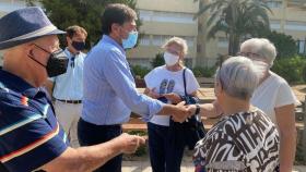 El alcalde de Alicante, Luis Barcala, con unos vecinos de Urbanova .