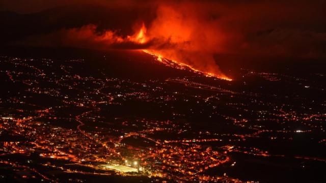 Vista de la colada de lava y del valle de Aridane desde el mirador de El Time, en La Palma.