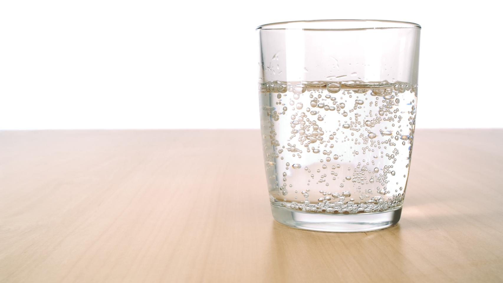 Es saludable el agua con gas?