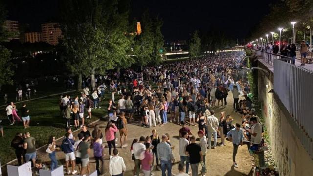 Jóvenes reunidos en el botellón masivo de este fin de semana en Lleida.