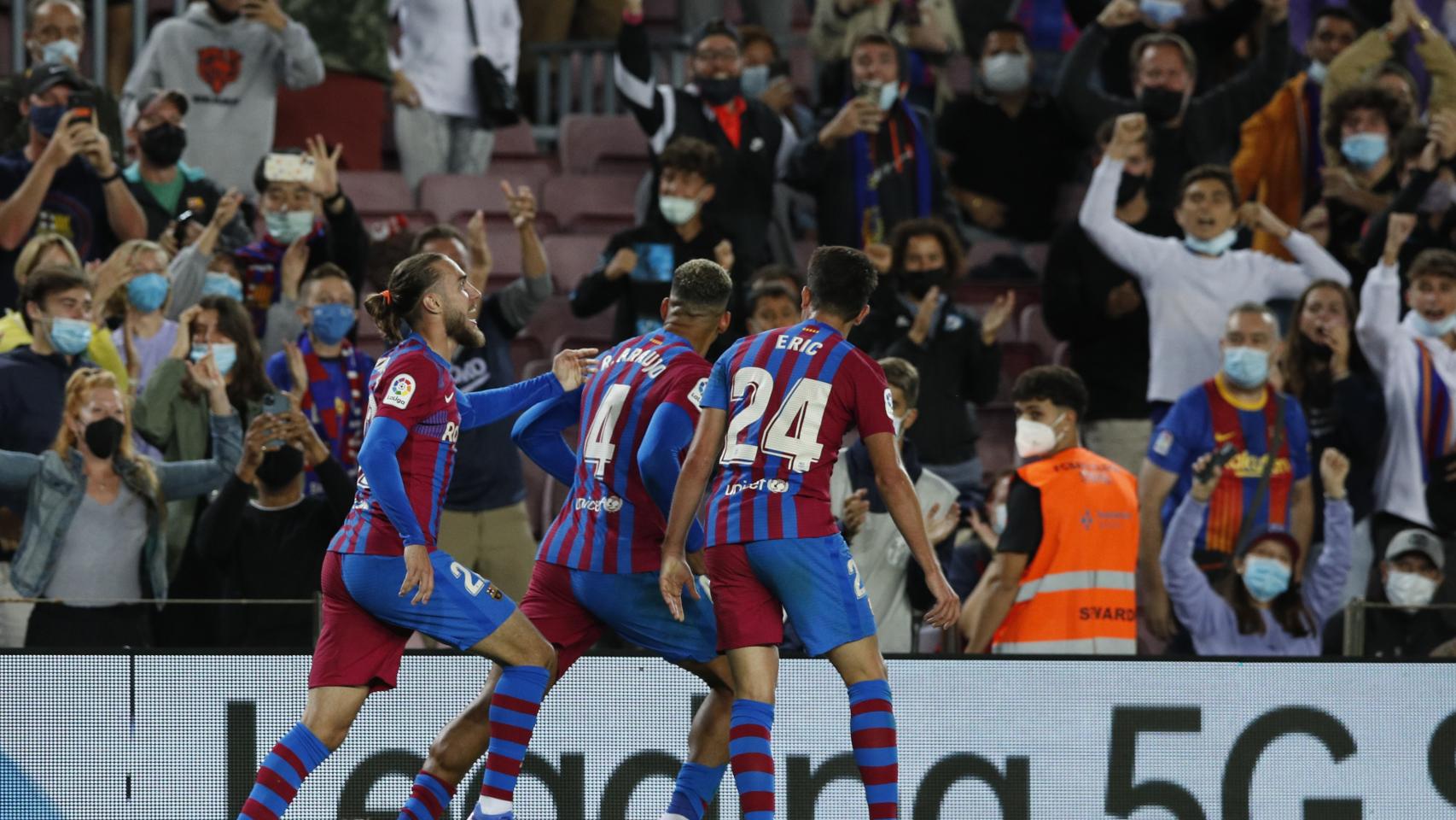 Las mejores imágenes del Barcelona - Granada de La Liga Ronald Araujo celebra el gol del empate del Barça ante el Granada