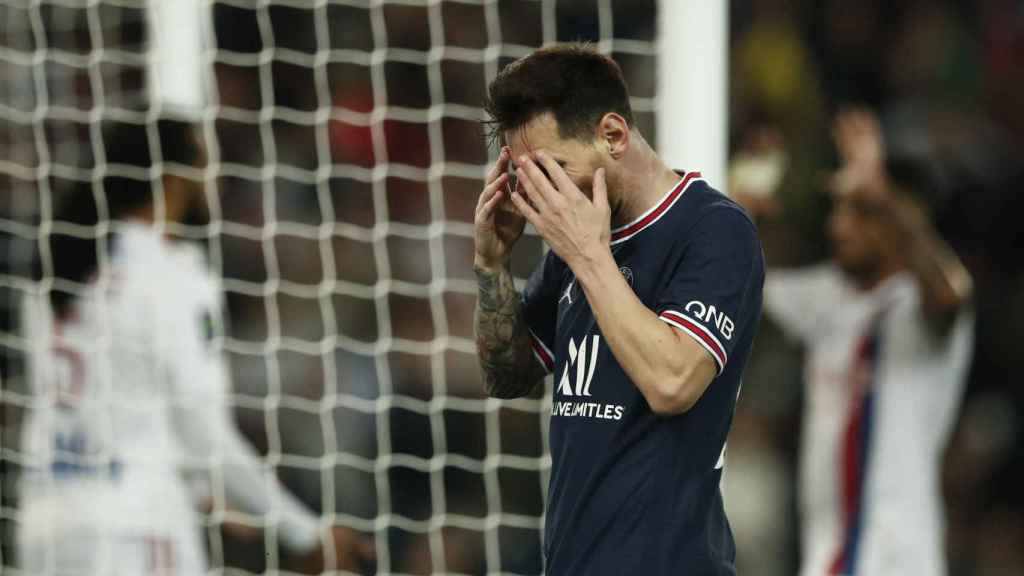 Leo Messi se lamenta por el gol de un rival