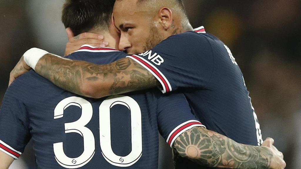 Abrazo entre Messi y Neymar durante un partido del PSG