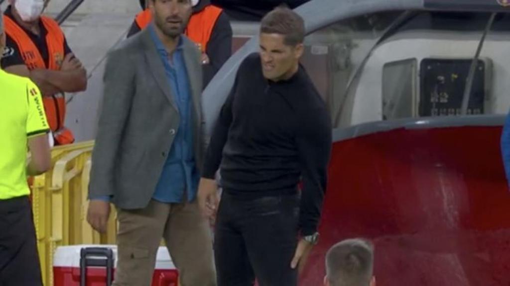 Robert Moreno, alcanzado por un objeto lanzado desde la grada del Camp Nou