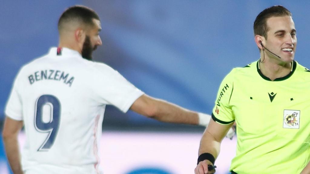 Karim Benzema y Javier Alberola Rojas, en un partido